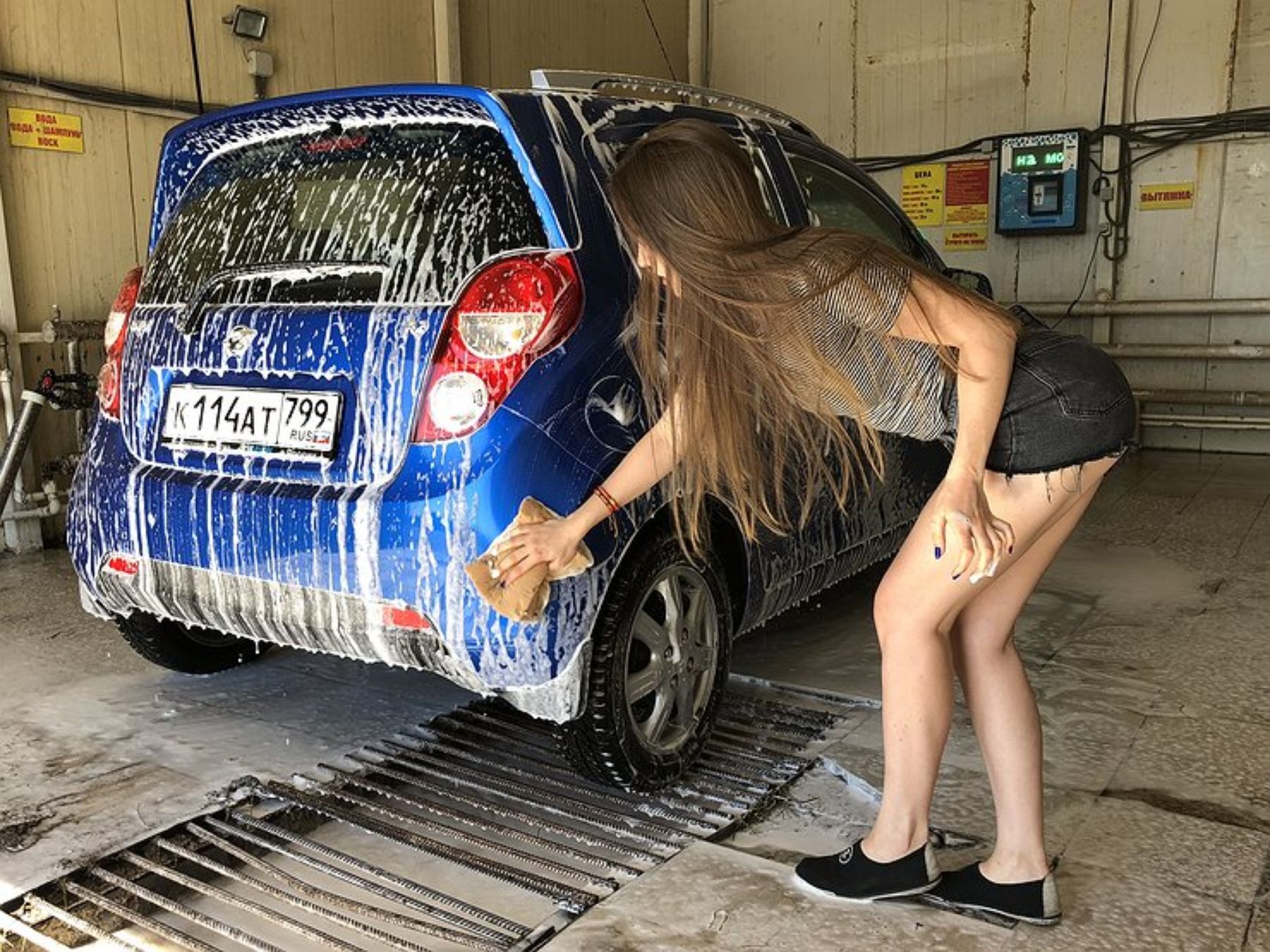 Большегрудые подруги моют машину