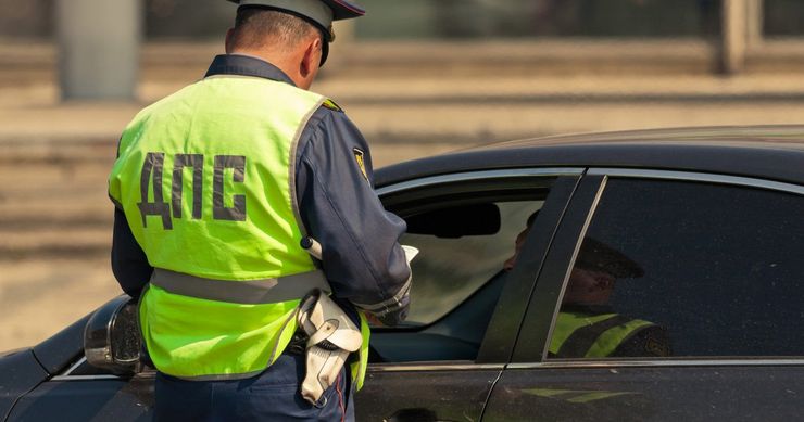 Щель в окне автомобиля