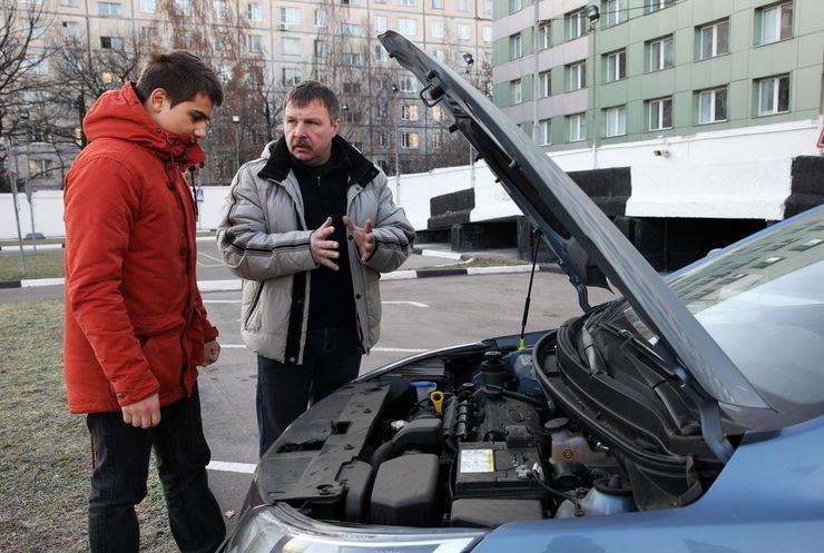 Водитель автомобиля выполняющий перестроение