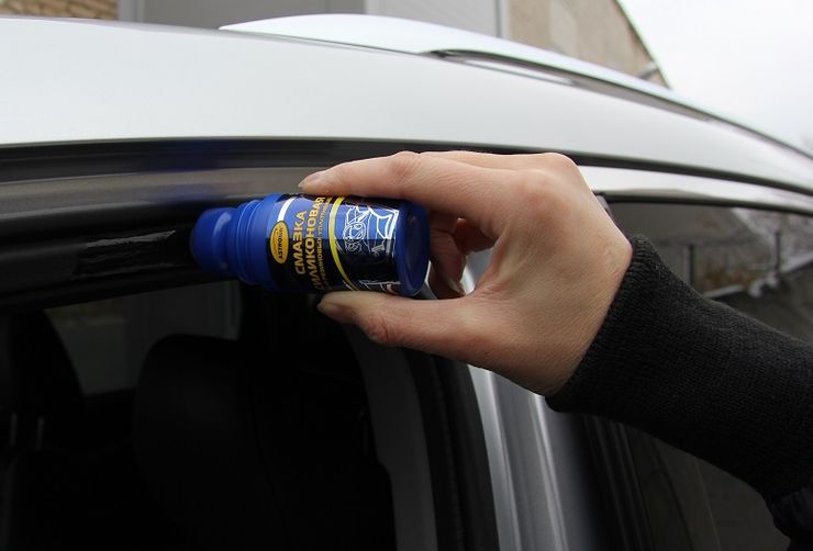 Средства и способы смазки резиновых уплотнителей на автомобильных дверях