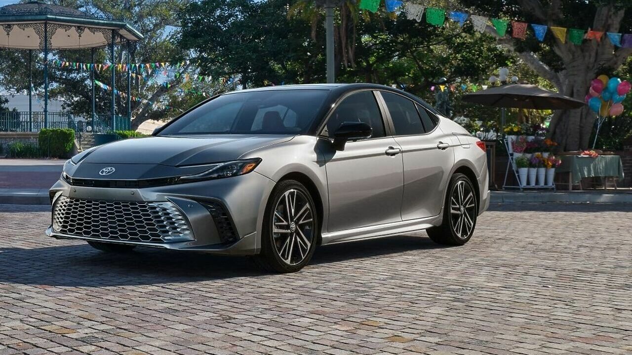 Новую Toyota Camry скоро привезут и в Россию - АвтоВзгляд