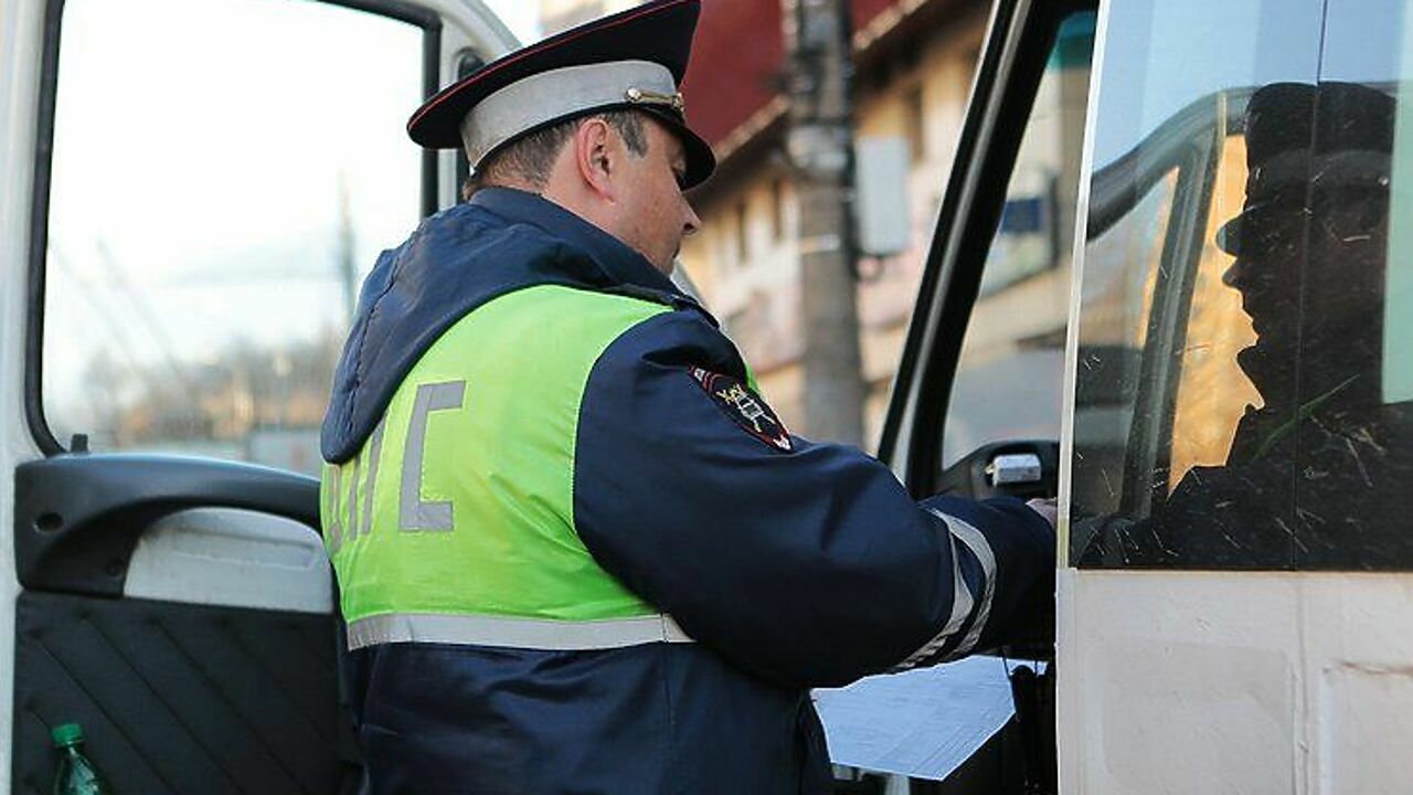 Может ли сотрудник ГИБДД самостоятельно открывать двери в остановленном авто  - АвтоВзгляд