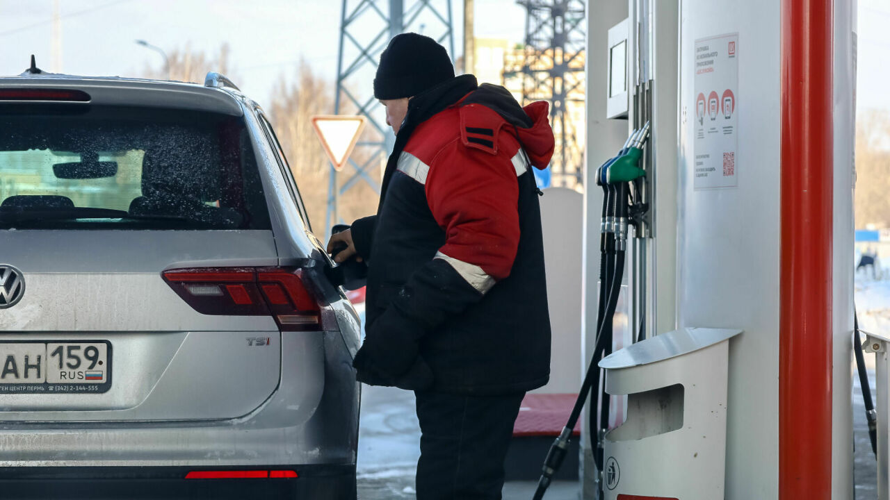 Больше таксистов: сколько зарабатывают заправщики на АЗС - АвтоВзгляд