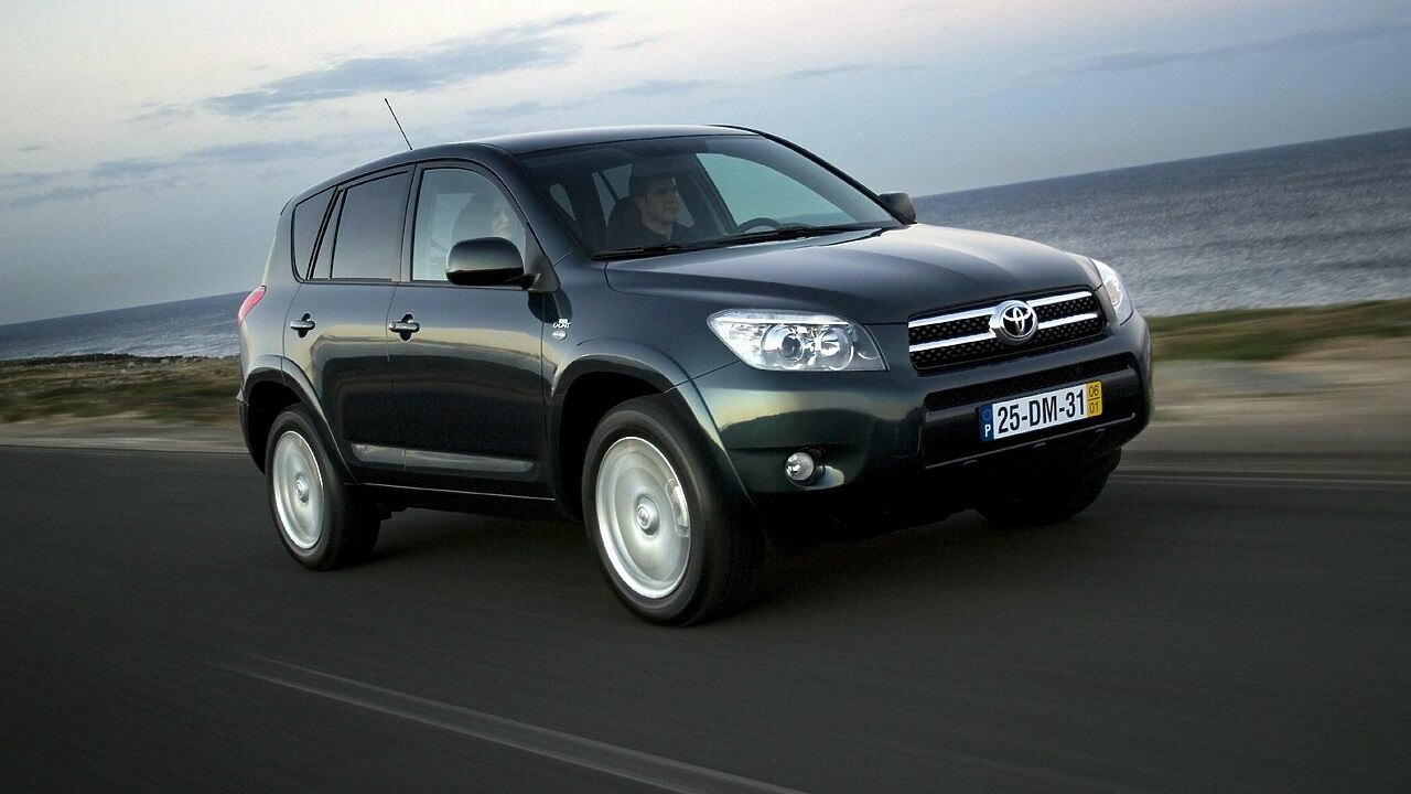 Чем жестоко разочарует подержанный кроссовер Toyota RAV4 - АвтоВзгляд