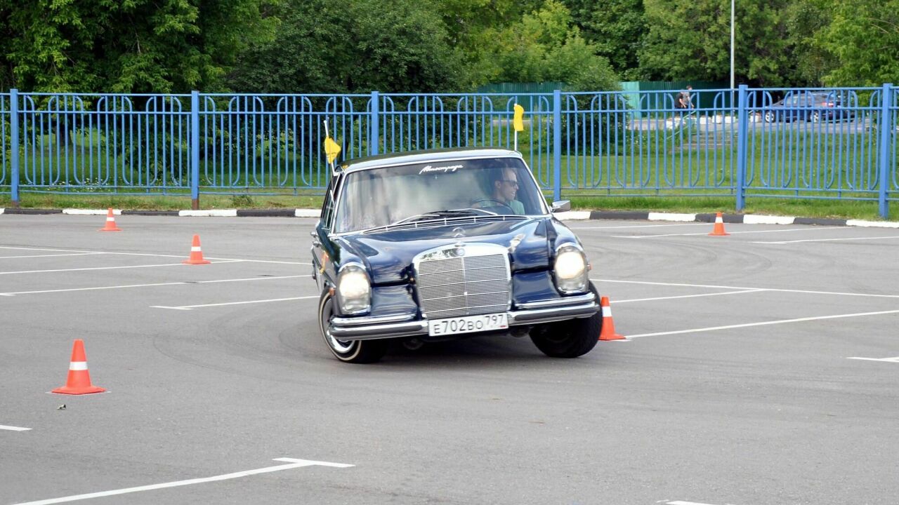 Седина в бороду, а газ в пол: тест-драйв раритетного Mercedes-Benz 250 SE -  АвтоВзгляд