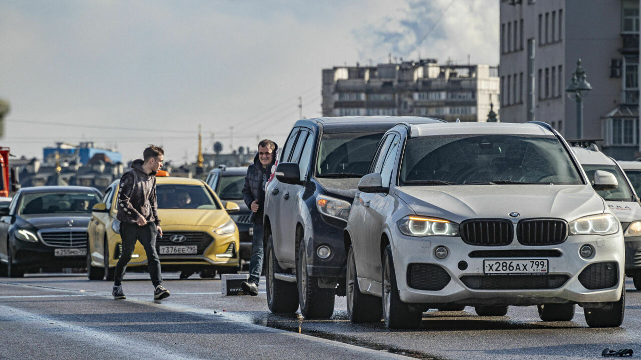 Жулики придумали неожиданно коварный способ «развода» автомобилистов на  дороге - АвтоВзгляд