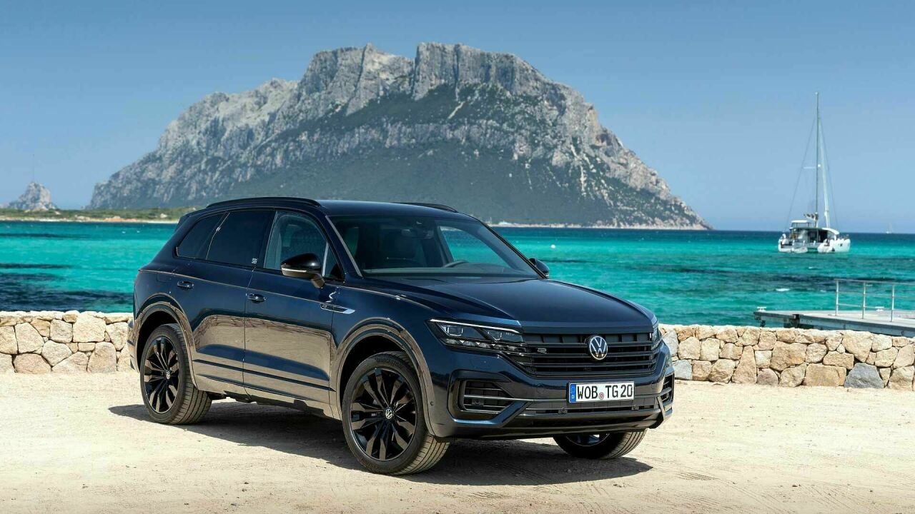 Volkswagen Touareg 2019 в лесу