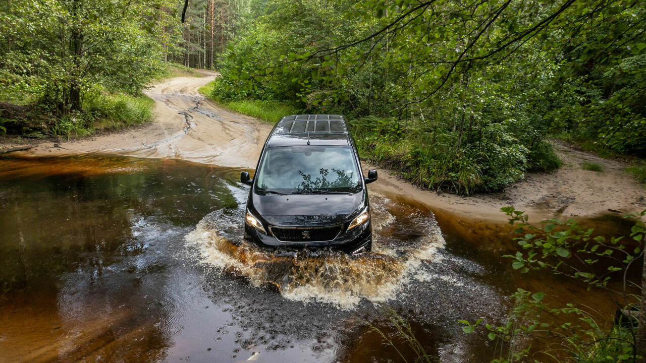 Делай грязь: тест-драйв внедорожника-минивэна Peugeot Traveller с полным  приводом - АвтоВзгляд