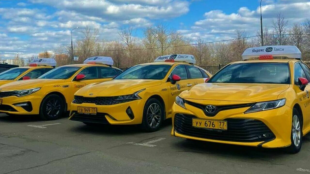 Почему таксисты все чаще выбирают Kia K5, а не Toyota Camry - АвтоВзгляд