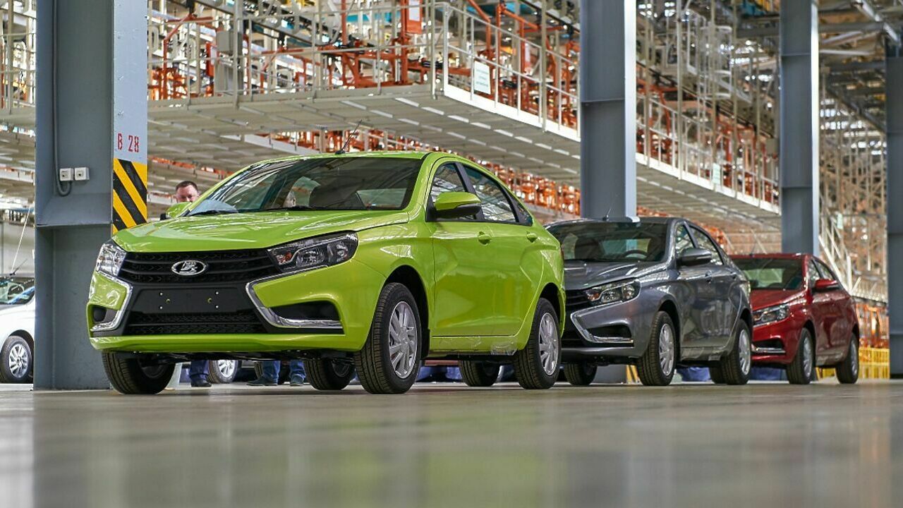 Стало известно, сколько платят на конвейере, где делают LADA Vesta -  АвтоВзгляд