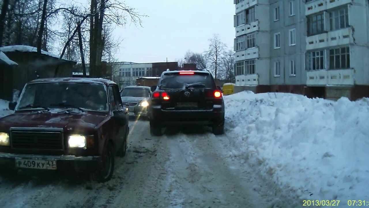 Кто должен уступать при встречном разъезде во дворе - АвтоВзгляд