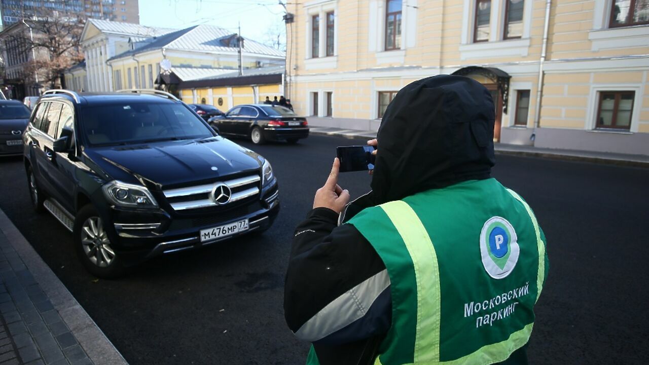 Оборванцы из АМПП: как «шкурят» столичных водителей пешие инспекторы  Моспаркинга - АвтоВзгляд