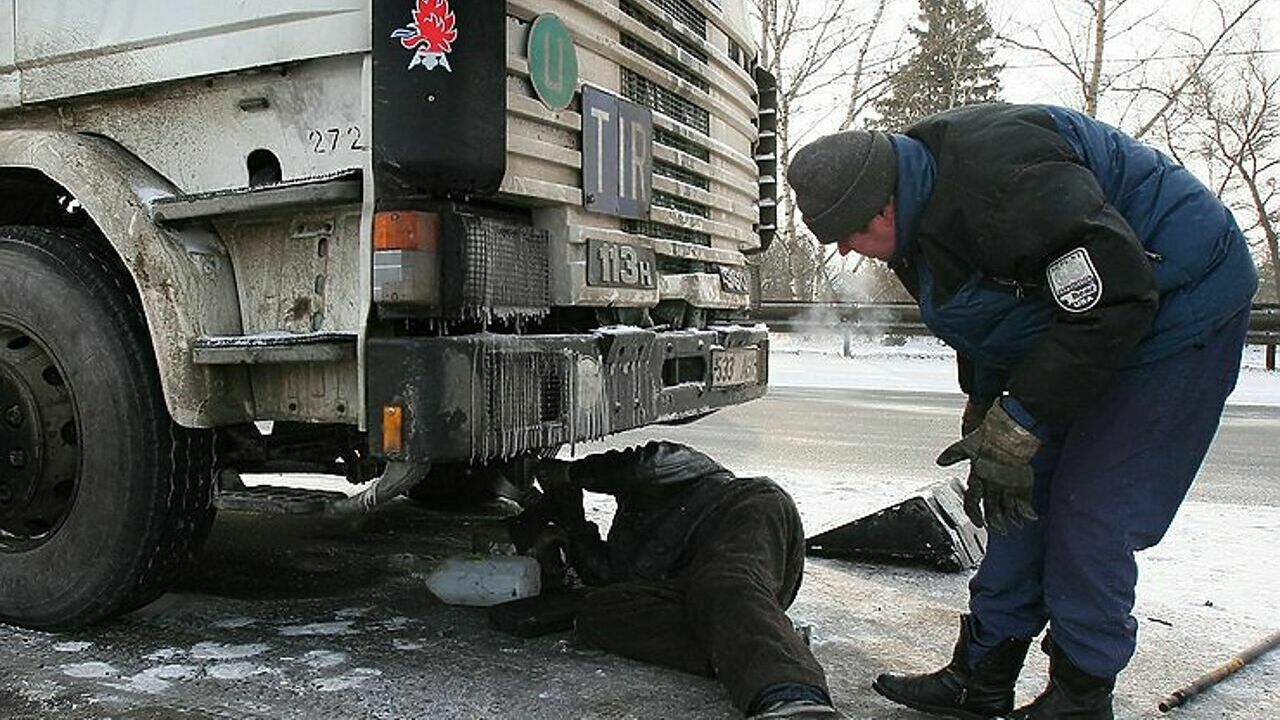 Зачем по зиме дальнобойщики обязательно кладут в кабину кирпич - АвтоВзгляд