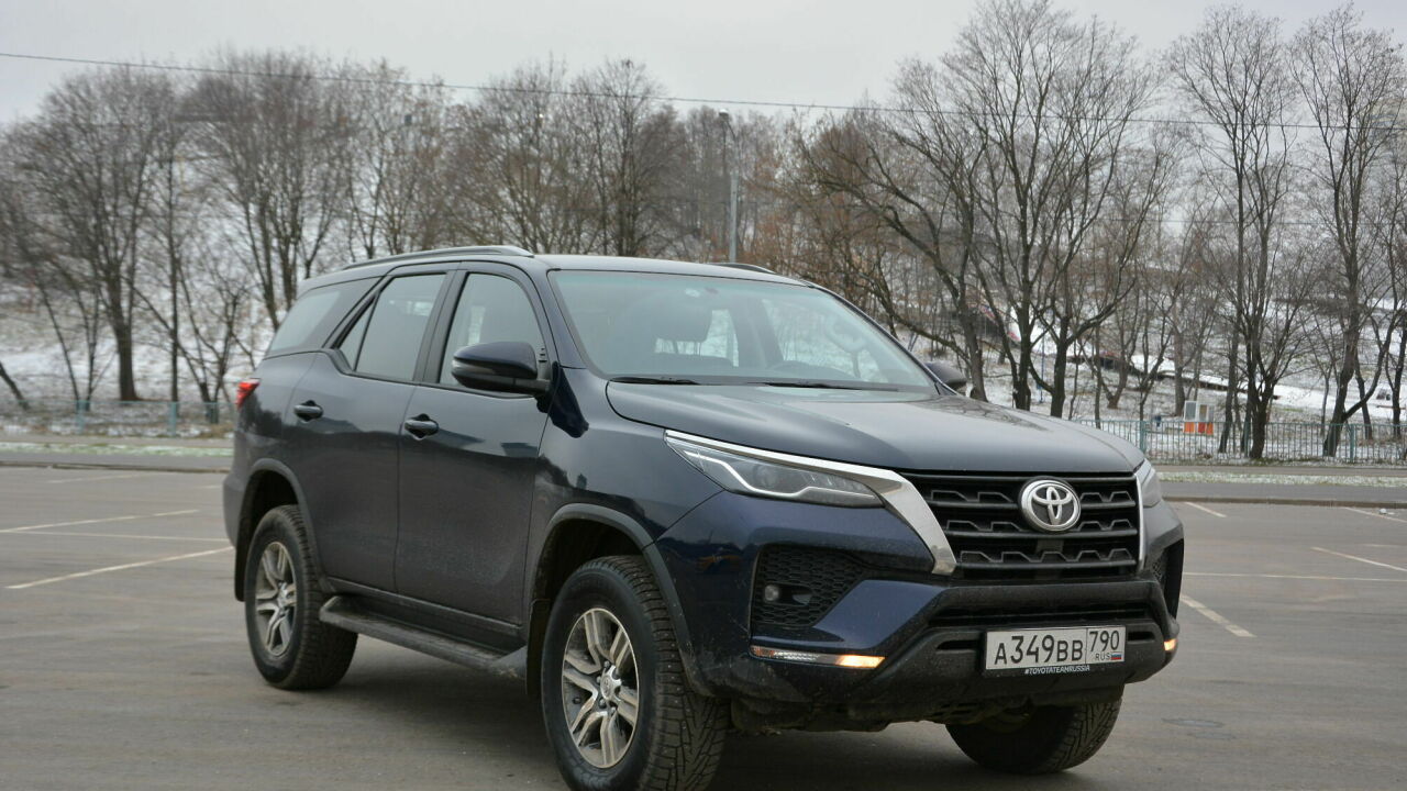 Олдскул на все деньги: тест-драйв обновленного внедорожника Toyota Fortuner  - АвтоВзгляд