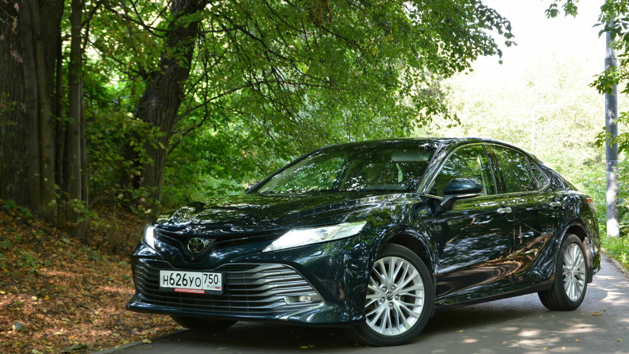 Стремительный диван: тест-драйв самой быстрой Toyota Camry - АвтоВзгляд