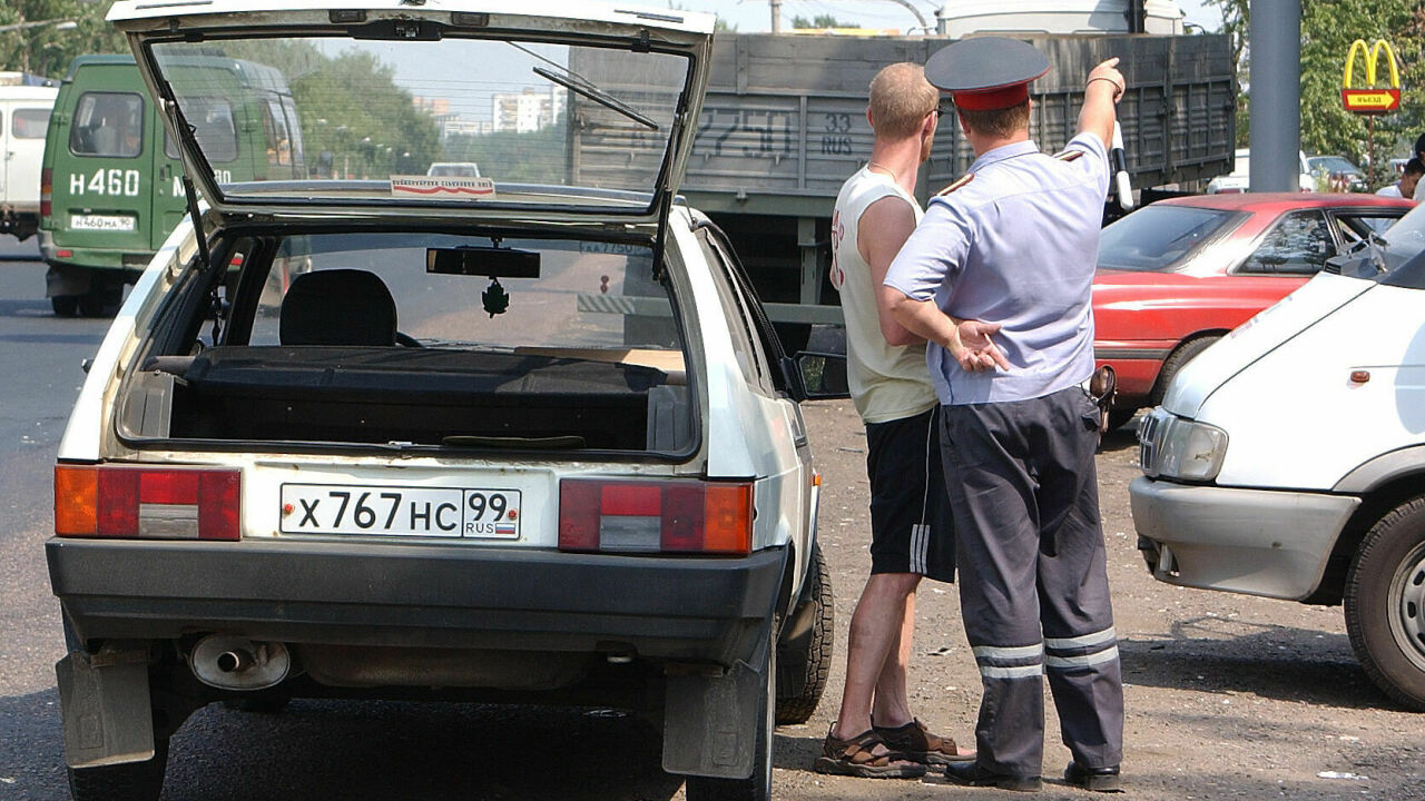 Кто и как должен вытаскивать вещи из багажника при досмотре авто гаишниками  - АвтоВзгляд