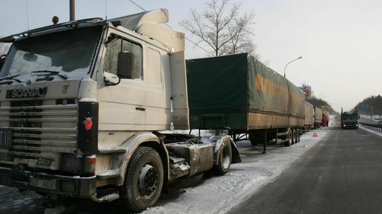 Зачем дальнобойщики вставляют пластиковые бутылки в колеса - АвтоВзгляд