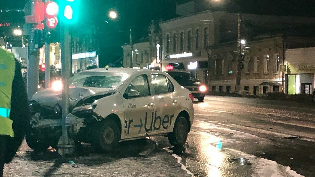 Что делать водителю, сбившему пешехода, выбежавшего из-за грузовика в неположенном  месте - АвтоВзгляд