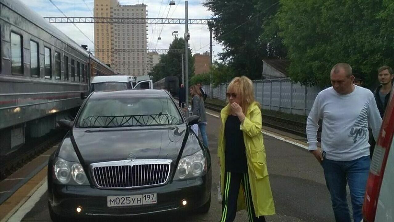 Алле Пугачевой разрешили ездить на Maybach по перронам вокзалов - АвтоВзгляд