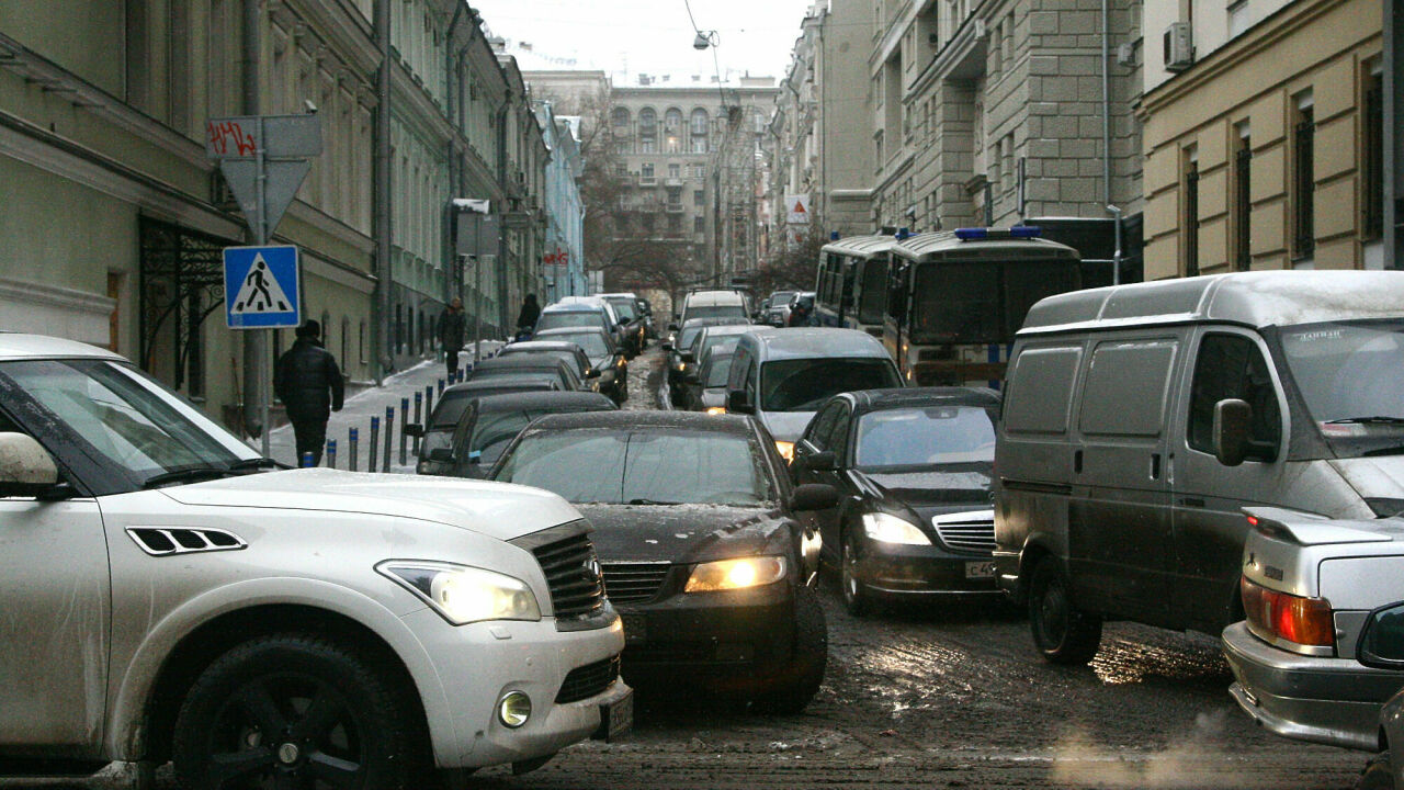 Как ГИБДД штрафует за безобидную езду на машине во дворе дома - АвтоВзгляд