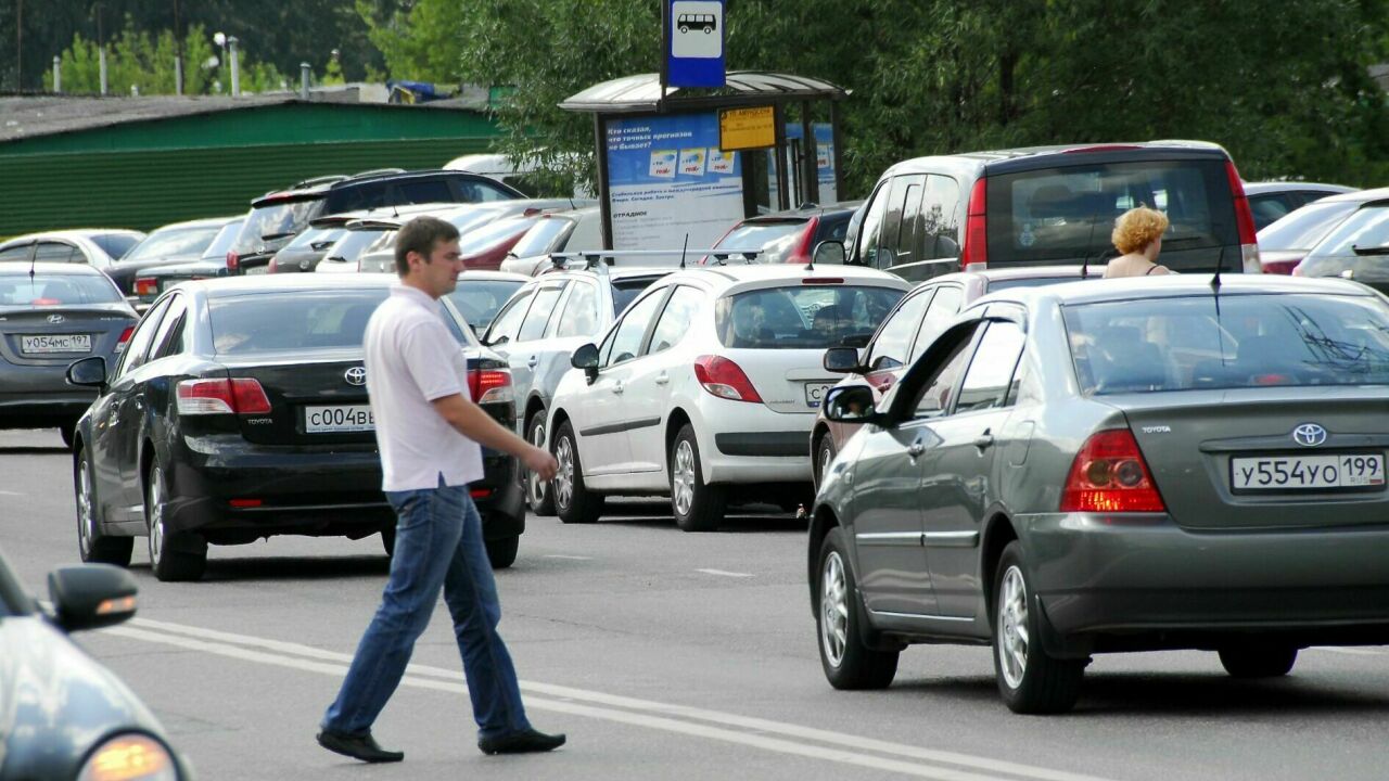 Должен ли пешеход уступить машине, завершающей маневр на перекрестке -  АвтоВзгляд