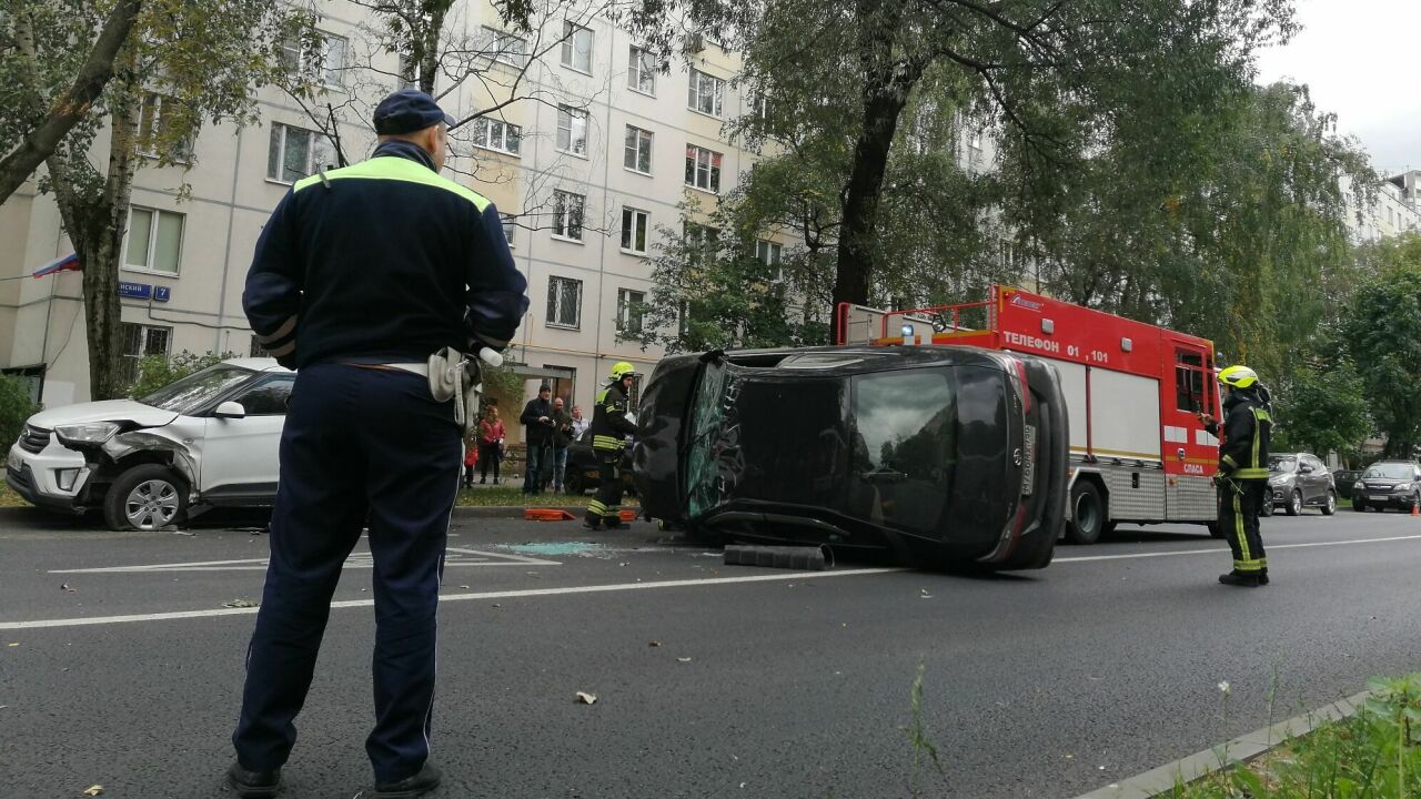 Почему смертельно опасно занимать левый ряд и висеть на хвосте передней  машины - АвтоВзгляд