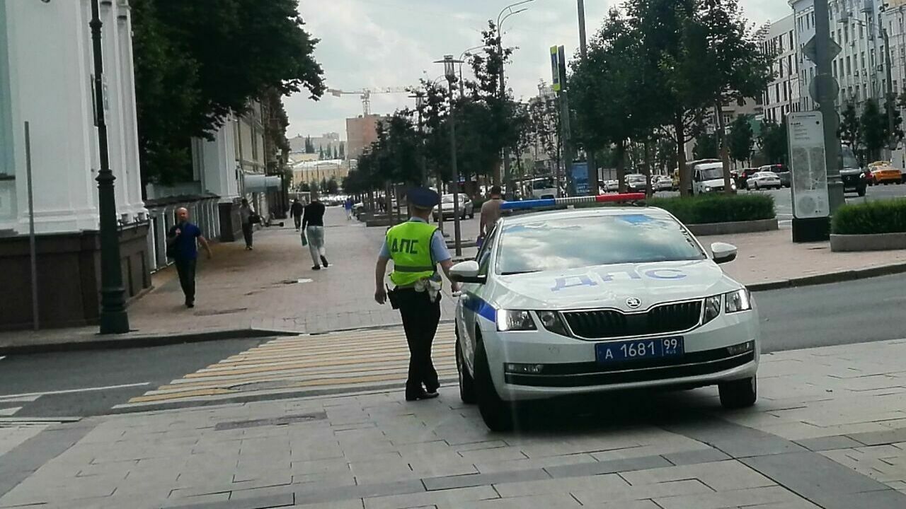 Имеет ли гаишник право при проверке документов открывать водительскую дверь  - АвтоВзгляд