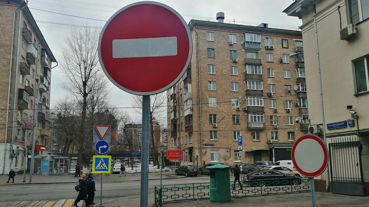 Что грозит водителю, если он загородил машиной дорожный знак - АвтоВзгляд