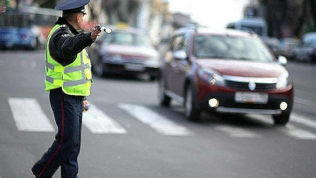 Зачем гаишник просит водителя показать язык и как на это реагировать -  АвтоВзгляд