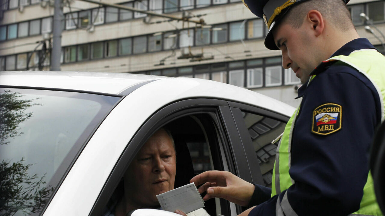 Вправе ли гаишник останавливать автомобиль для проверки документов -  АвтоВзгляд