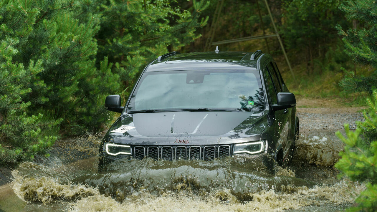 Тест-драйв Jeep Grand Cherokee Trailhawk: там где пехота не пройдет -  АвтоВзгляд