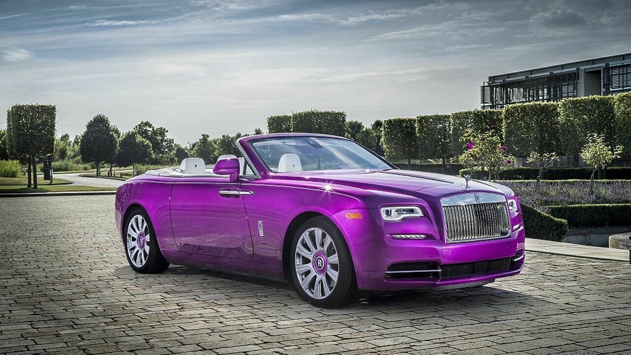 Кабриолет Rolls-Royce Dawn окрасили в необычный цвет фуксия - АвтоВзгляд