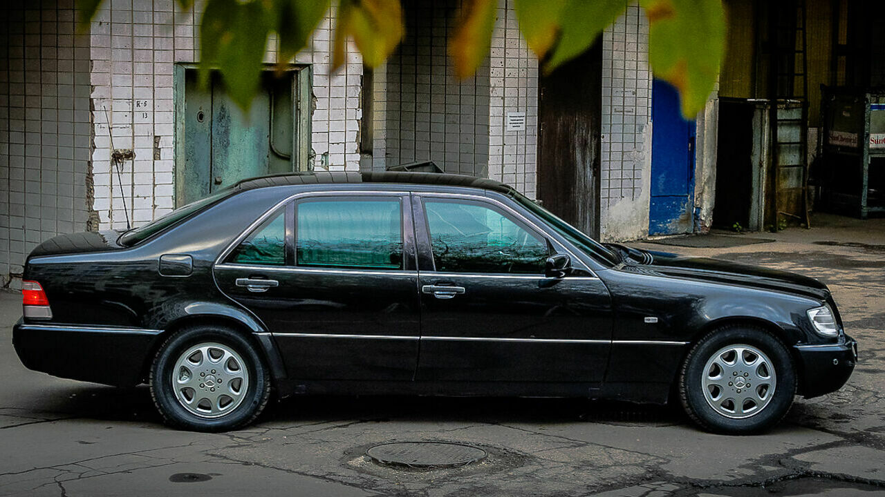 Сколько стоит подержанный Mercedes S600 с заводским бронированием -  АвтоВзгляд