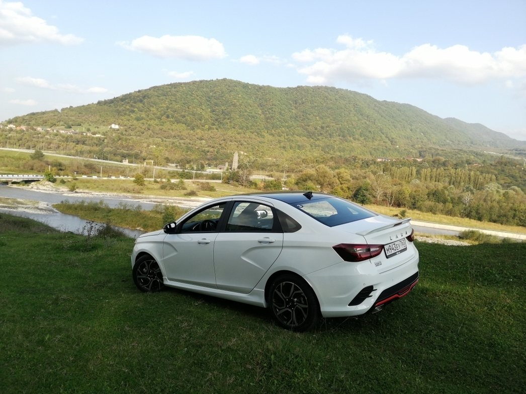 Гонки по вертикали: первый тест-драйв новой LADA Vesta Sportline -  АвтоВзгляд