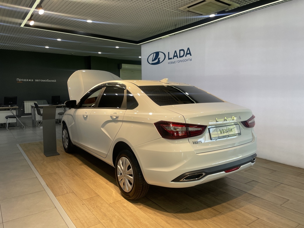 Раскрутить» клиента: за сколько сегодня реально купить новую LADA Vesta -  АвтоВзгляд