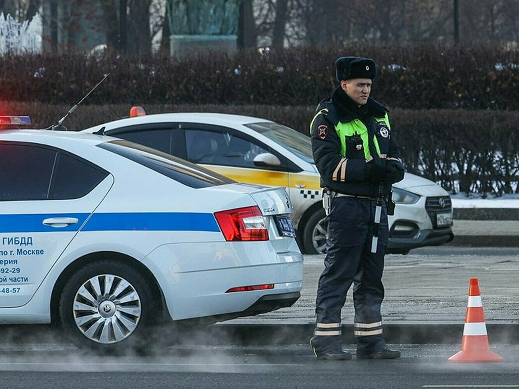 Почему одни гаишники включают мигалки, стоя на обочине, а другие — нет -  АвтоВзгляд