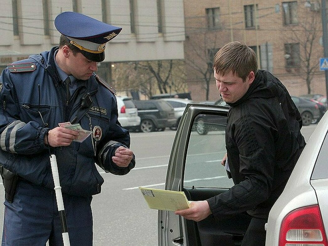 Имеют ли право сотрудники ДПС тормозить водителей из движущейся служебной  машины - АвтоВзгляд