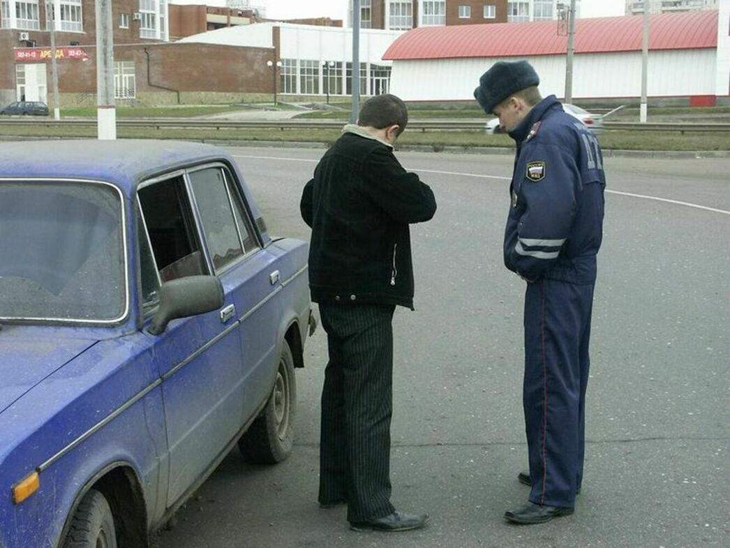 В каких случаях гаишники действительно могут применять оружие в отношении  водителей - АвтоВзгляд