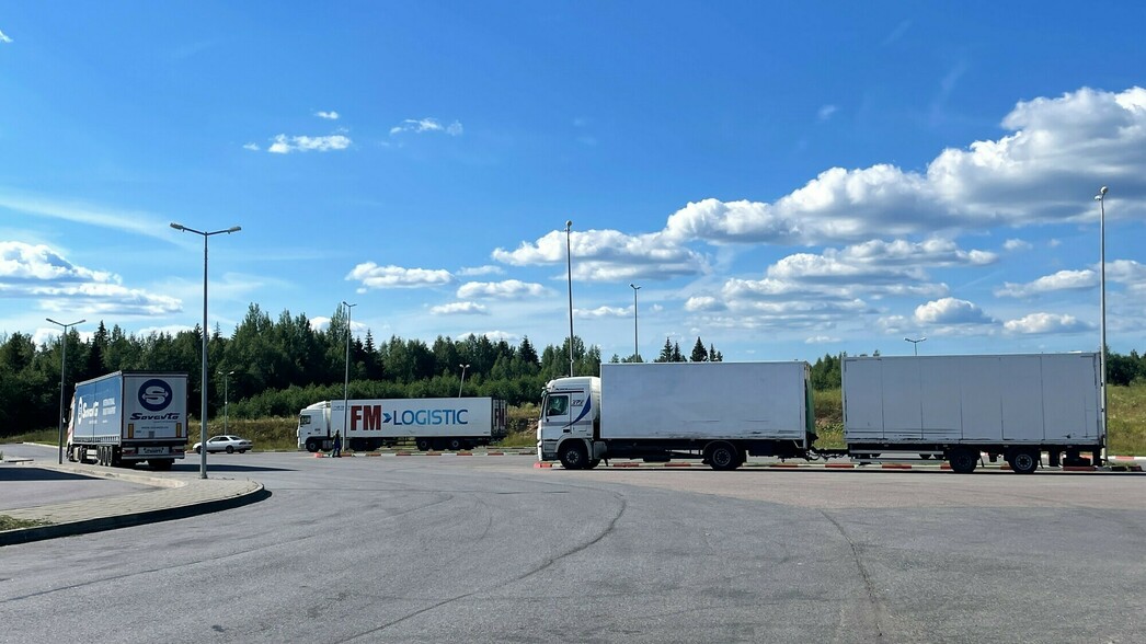 Где остановиться на трассе переночевать. Платная дорога. Фура самолет. Шлагбаум на платной дороге для фур. Платная дорога пункты отдыха.