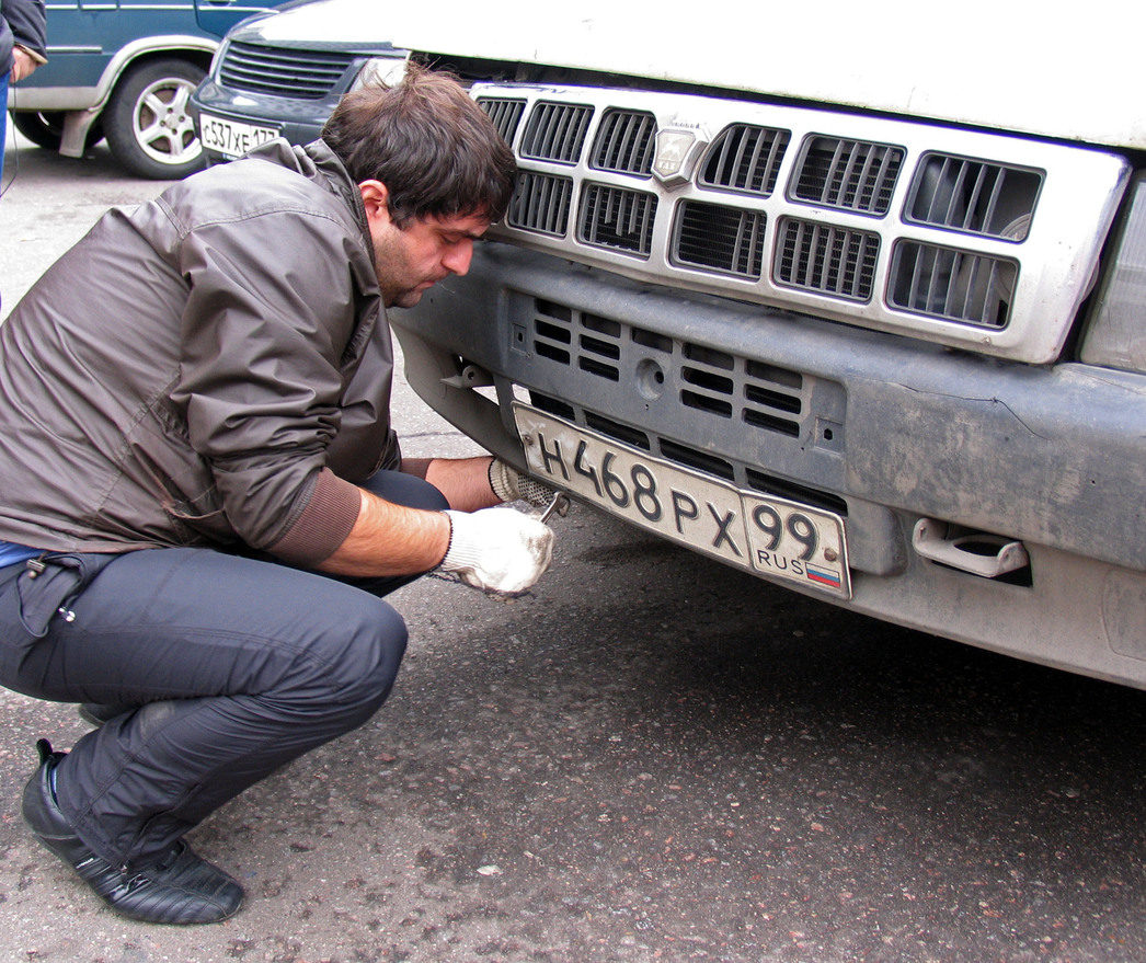 Зачем некоторые автовладельцы опрыскивают лаком для волос госномера своих  машин - АвтоВзгляд