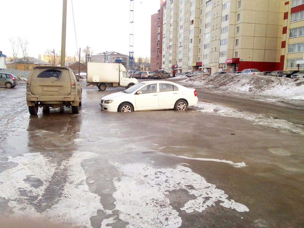 Почему опасно парковать автомобиль в луже - АвтоВзгляд