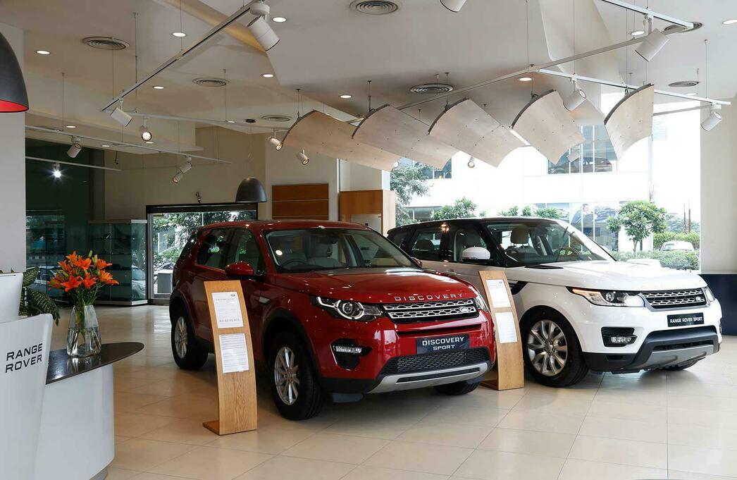 Автосалон ленд Ровер. Range Rover Showroom. Автосалон ленд Ровер Минеральные воды.