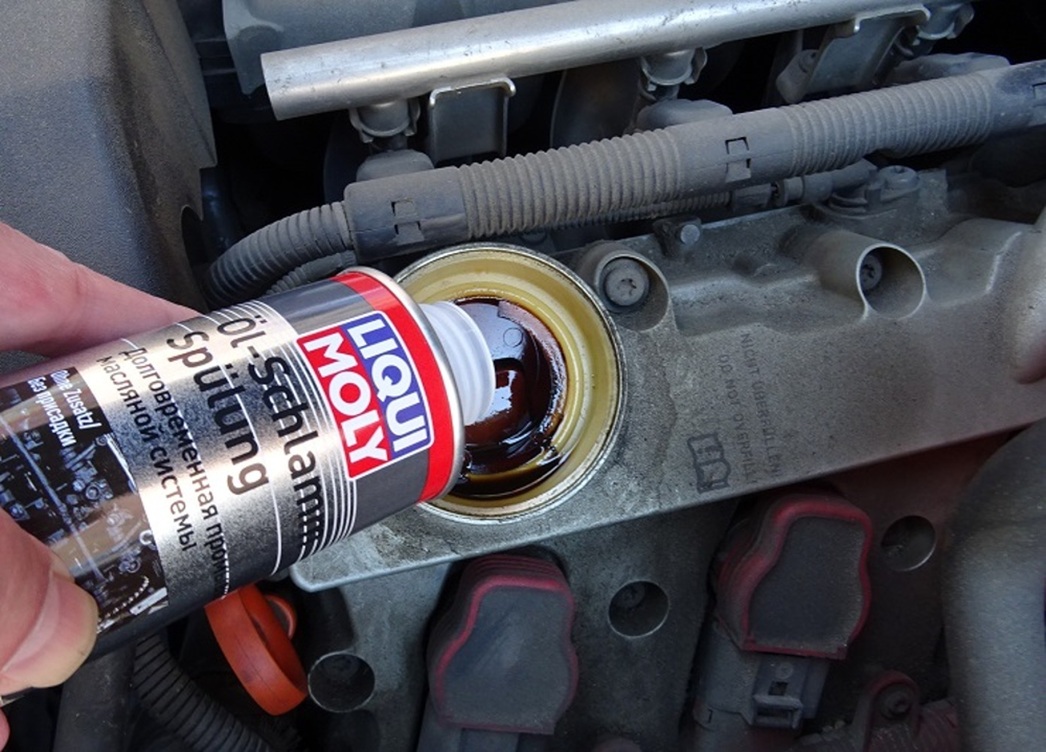 Замена масла чем промыть. Промывочное масло для двигателя Liqui Moly. 1990 Liqui Moly. Liqui Moly Oil-Schlamm-Spulung. Промывка масляной системы двигателя перед заменой масла.