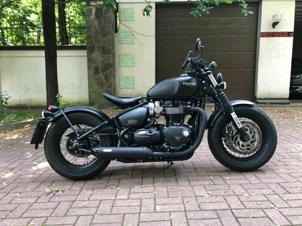 Triumph Bonneville Bobber Black