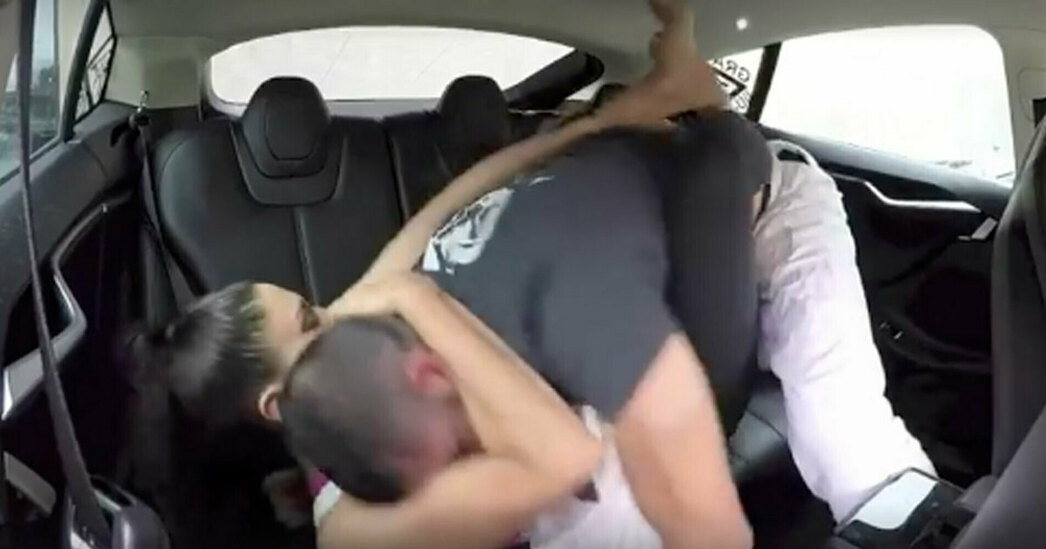 Порно видео соблазнил в машине