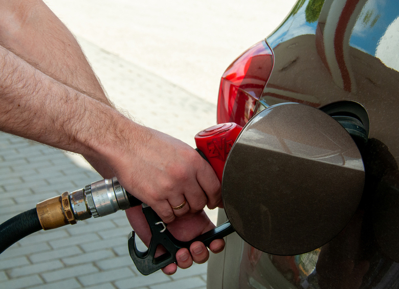 Как летом 2023-го: нефтяники вновь начали разгонять цены на бензин   