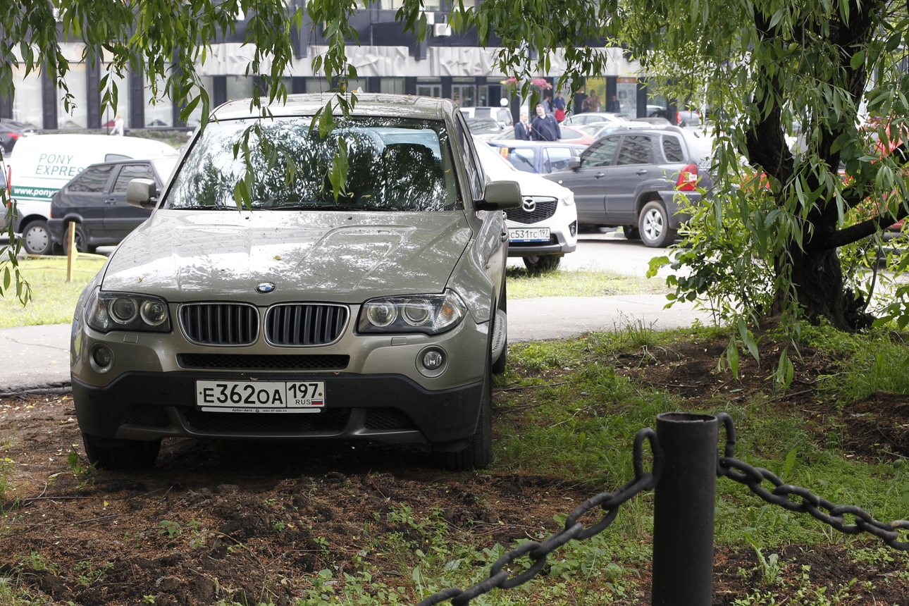 Верховный Суд встал на сторону автовладельца, оштрафованного за парковку на  газоне - АвтоВзгляд