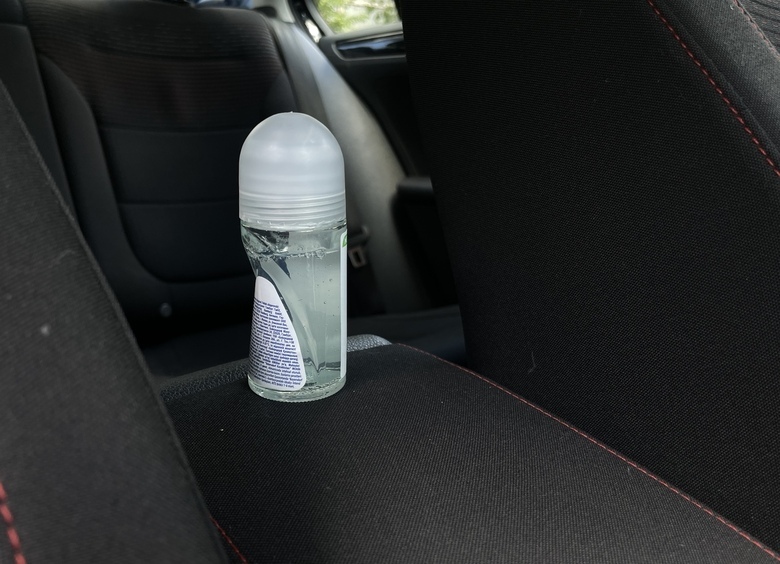 Зачем «прошаренные» водители возят в машине обычный шариковый дезодорант
