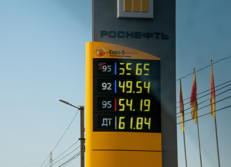 Опять двадцать пять: в Москве снова начали сливать бензин из баков машин