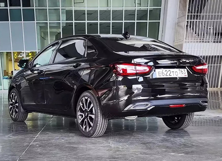 Изображение АВТОВАЗ: конкурентом LADA Aura будет не Toyota Camry, а Hongqi H5